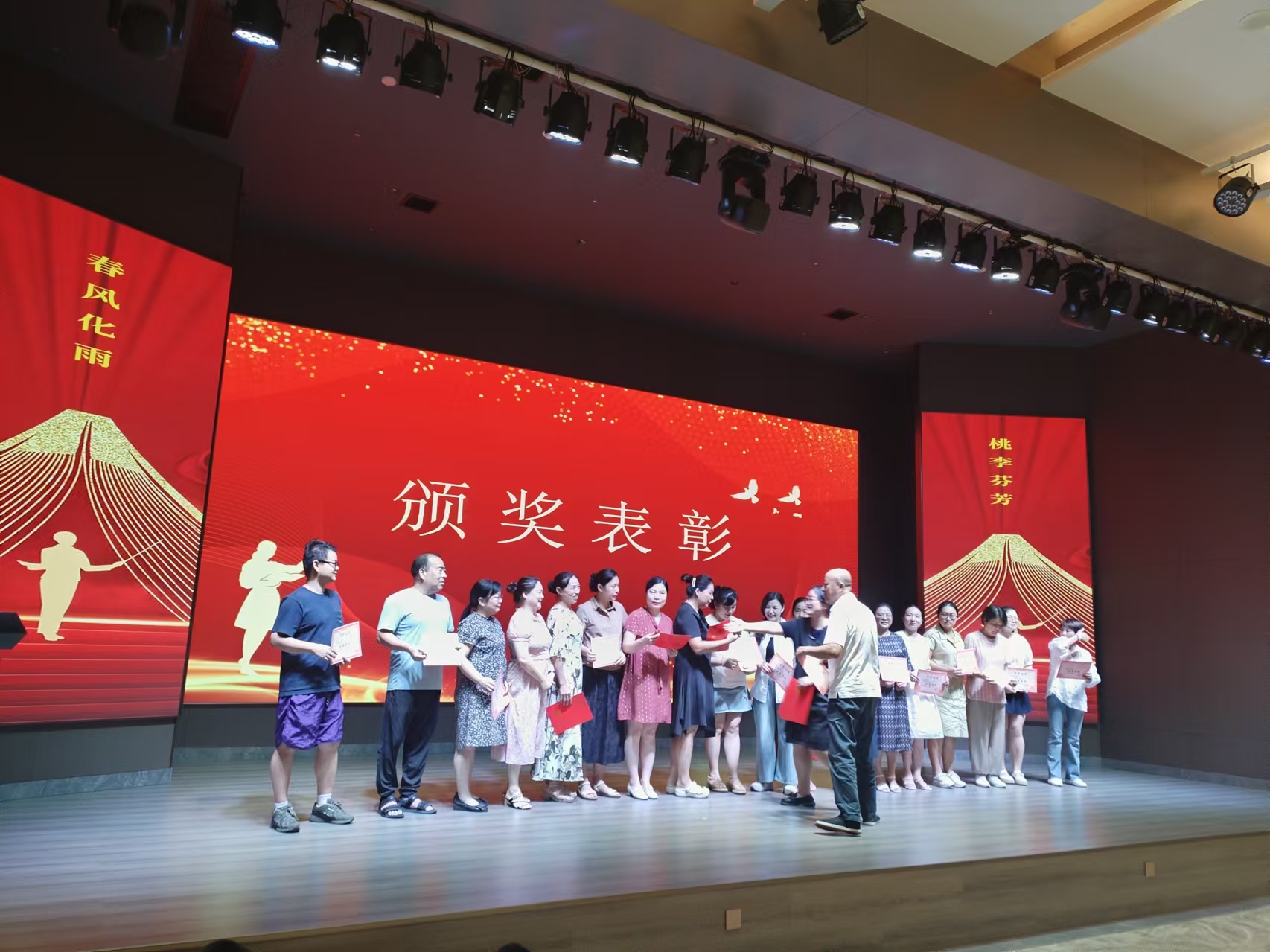 9月10日，曙光學(xué)校教師節(jié)文藝晚會在湖南精正溢香園酒店舉辦